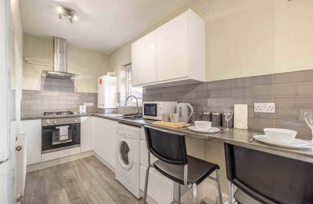 Cosy Heathrow Apartment - Free Parking