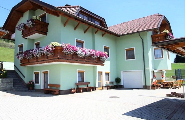 Cosy holiday apartment with large garden and pool