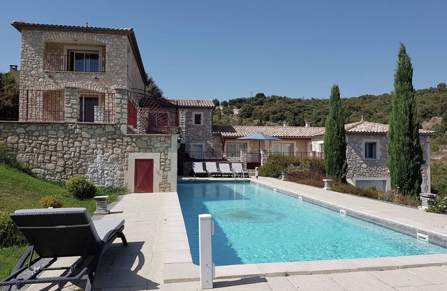 Acogedora casa de vacaciones con vistas y piscina