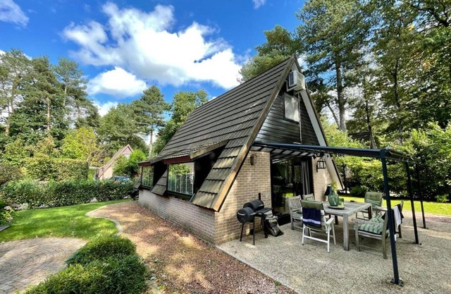 Cosy holiday home in wooded area near lake