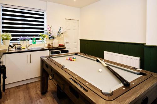 Cosy Home 900Mbps Wi-Fi Workspace Near Coventry City Centre sleeps 8 Free Parking Pool Table and Games