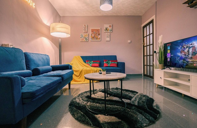 Cosy Home - sleeps 8, Free Parking, WiFi, Netflix, Prime Location