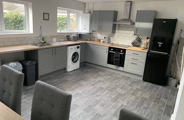 Cosy House sleeps up to 7. Contractors/Families