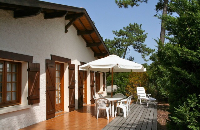 Acogedora casa con una hermosa terraza y jardín, entre la bahía y el océano.