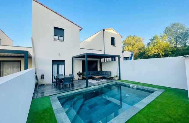 Cosy house with private pool close to beaches.