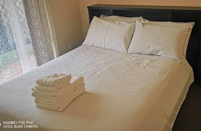 Cosy Kelmscott Holiday Home Full airconditioned bedrooms for your comfort