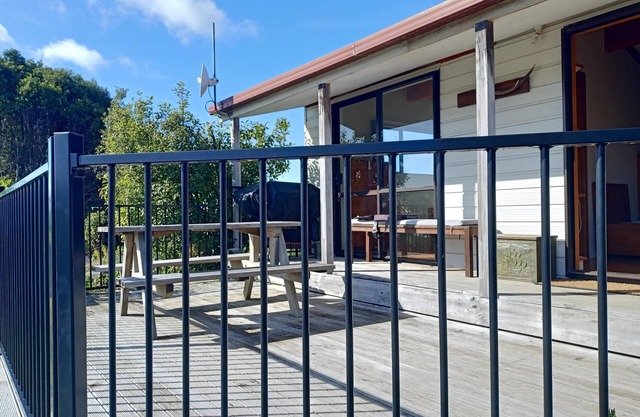 Cosy kiwi holiday home with beautiful view and a short stroll to the beach!