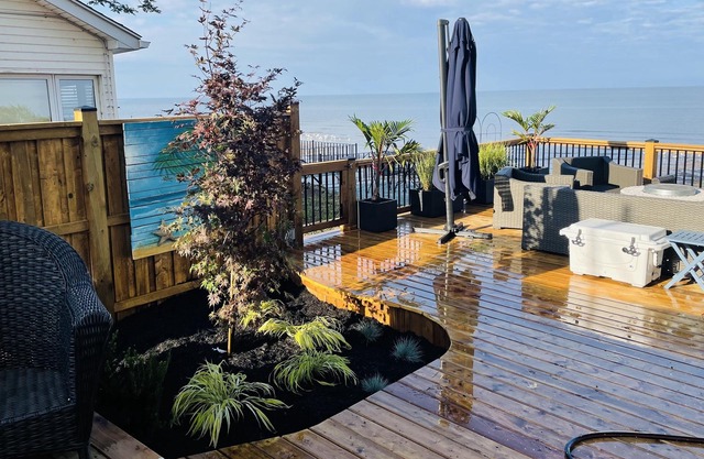 Cosy lakefront cottage on Long Beach w/ large deck, hot tub & firepit