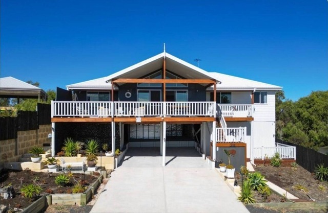 Lake Retreat, near beach, lake views, pet friendly, sleeps 8, fishing, 4WD