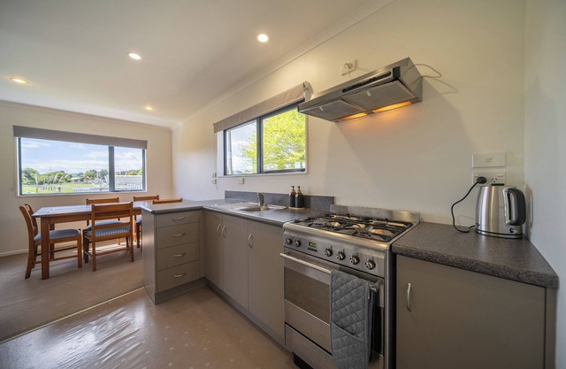 Cosy Lakeside - Manapouri Holiday Home