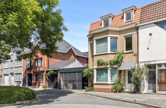 Cosy large townhouse next to free parking and bus to Bruges