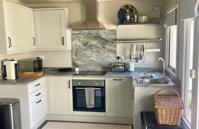 Cosy Log cabin with hot tub and private garden in quaint Derbyshire Village.