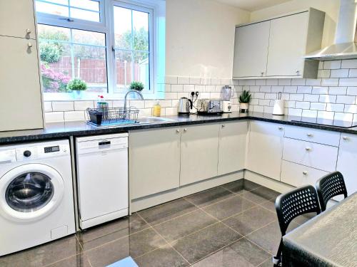 Cosy Luxurious Large 3 bedroom house, free parking, free WiFi