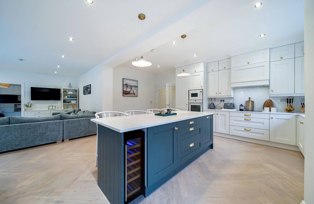 Cosy, luxury, five bedroom cottage in Portsalon, Donegal next to famous beach.