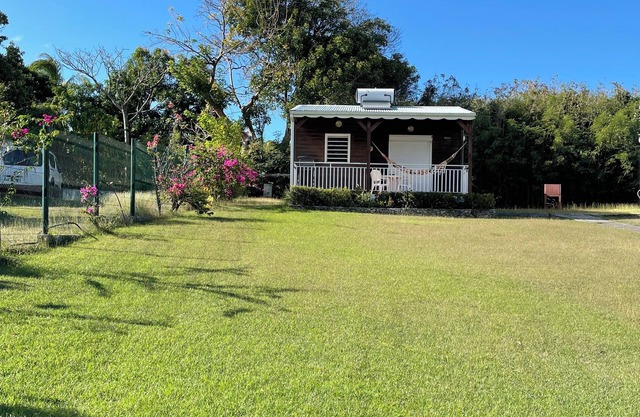 COSY MAHOGANY BUNGALOW CLOSE TO SHOPS AND 10 MINUTES FROM BEACHES.