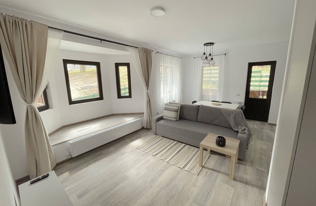 Cosy & Minimalistic 2 BDR Apartment - Haret Building - near Peles Castle
