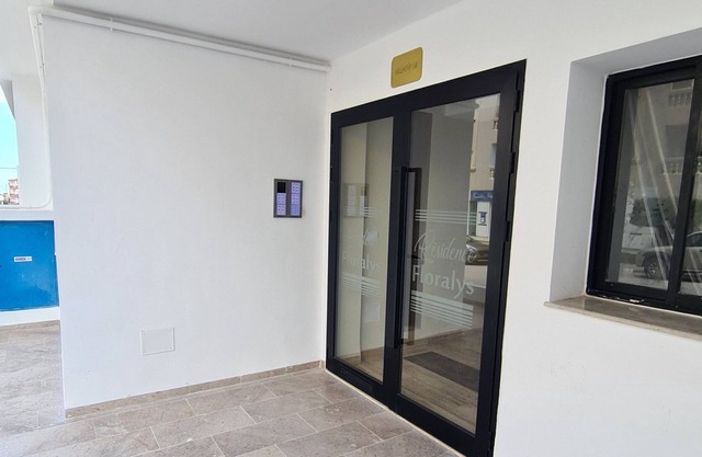 cozy modern apartment near airport private parking