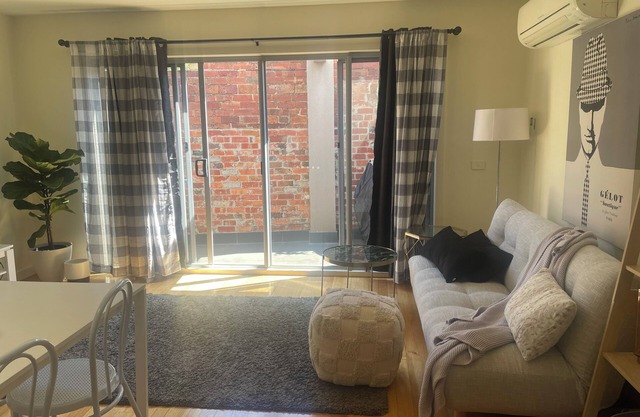 Cosy Modern Newport Apartment. Minutes to train, shops and restaurants