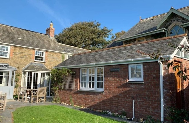 Cosy modernised Cornish Cottage 3 mins from the beach
