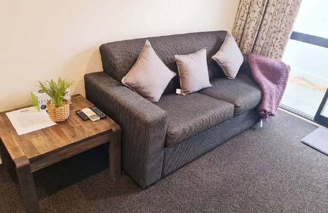 Cosy next to wigram reserve- Breakfast/Netflix