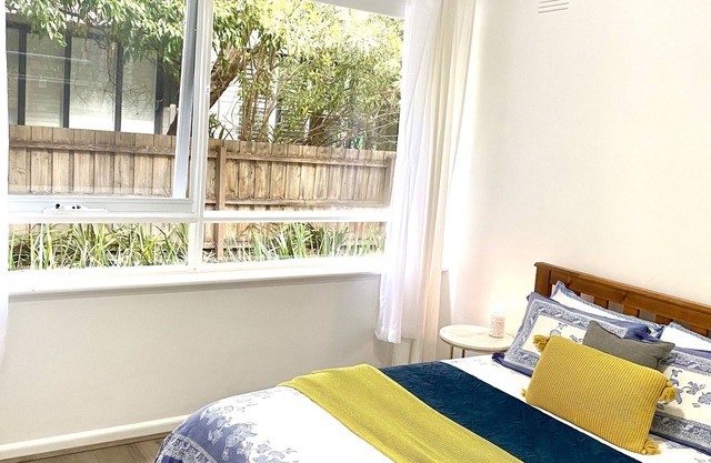 Cosy one bedroom apartment in Windsor in a quiet street. Pet friendly