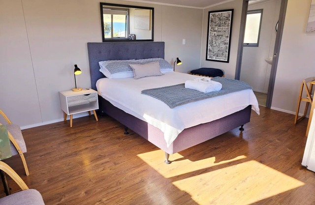 Cosy Opononi cabin with gorgeous ocean views - relaxation bliss!