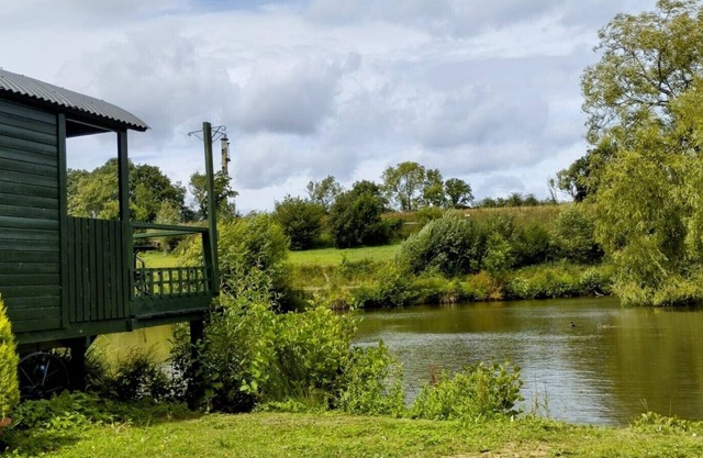 Cosy, peaceful and secluded lakeside shepherds hut.