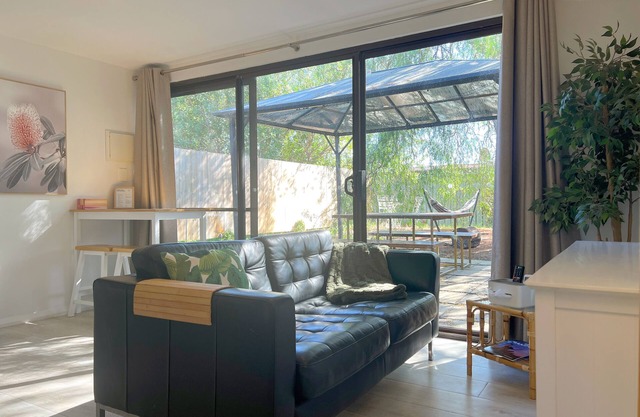 Cosy PepperTree Studio in Rockingham with AC, WiFi