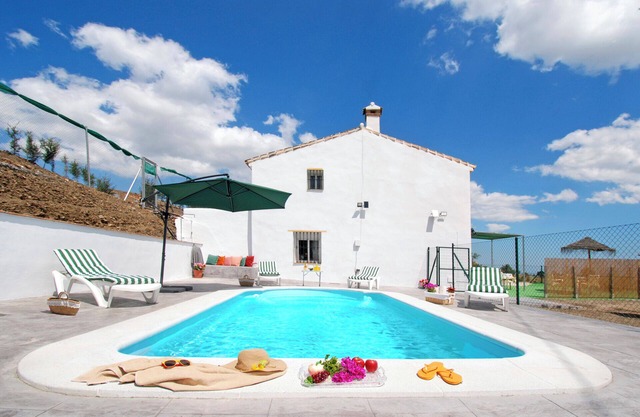 Acogedora escapada para cuatro junto a la piscina. Piscina con filtro de sal.