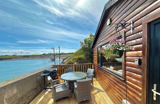 Cosy Portmor Log Cabin - Waterfront & Pet Friendly