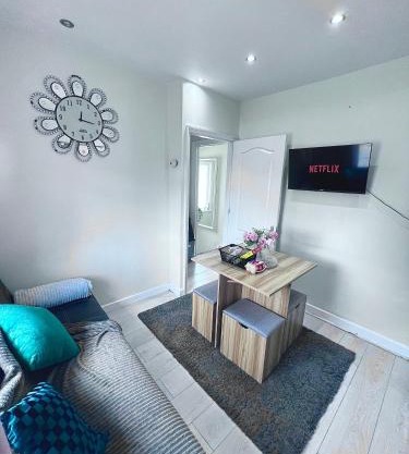 Cosy private flat in London, Contractors Free Parking on premise