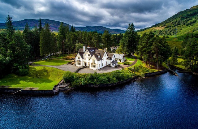 Lochside Cottage, orilla del agua, admite mascotas, corazón del Parque Nacional de Loch Lomond