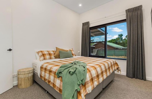 Cosy Retreat on Forest - Non Smoking - Sleeps Upto Six guest