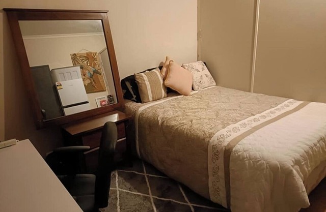 Cosy Room Close to all amenities!!30 mins Train ride to Melbourne CBD