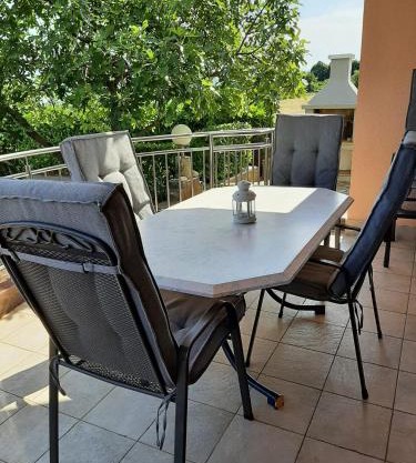 Cosy, sea view apartment Porat