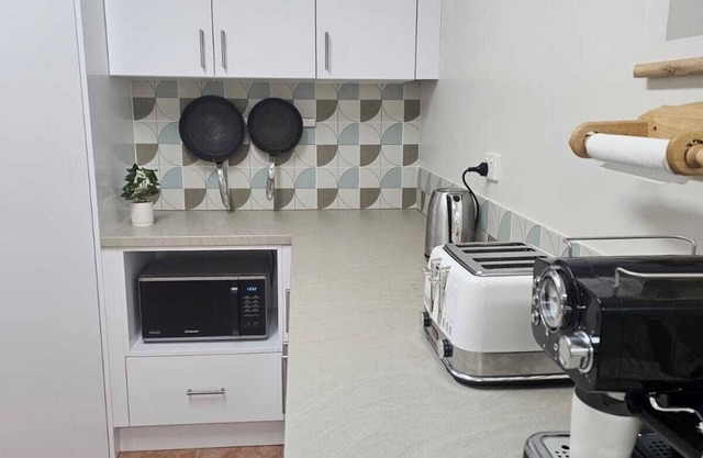Cosy Self-Contained 2 bedroom unit with shared swimming pool in an Acreage