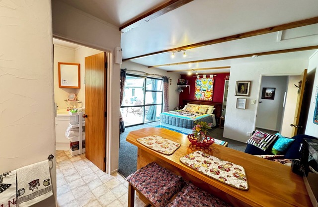 Cosy, self contained boutique studio.