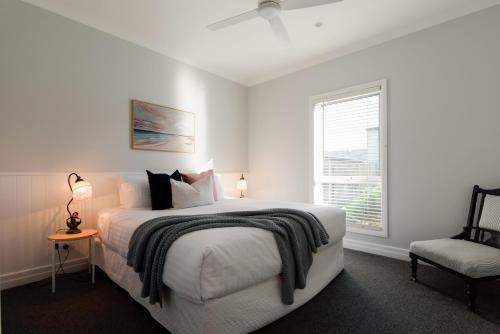 Cosy Self-Contained Unit with QBed, Parking & Wifi