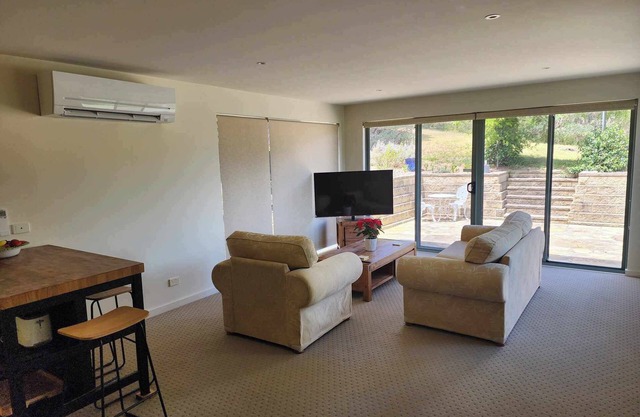 Cosy singles or couples retreat where you can enjoy bay and mountain views