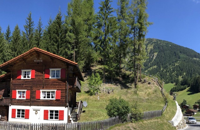 Cosy ski retreat Swiss Alps 10 min to Arosa Sleeps 6. Spectacular mountain views
