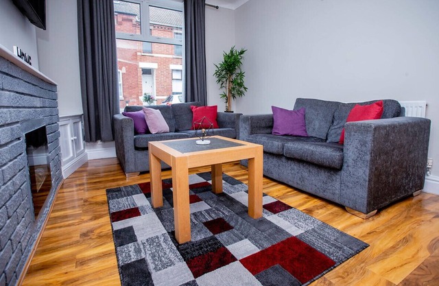 cosy ,spacious ,clean 3 bed house,10miuntes walk from town centre