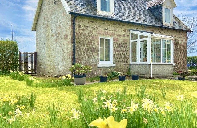 Cosy, Stone Built Cottage; Super Dog Friendly; Games Room & Direct Loch Access!