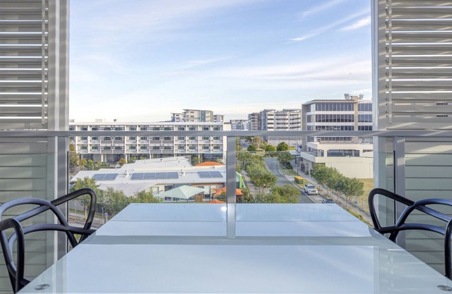 Cosy Studio Apartment with Balcony Seating
