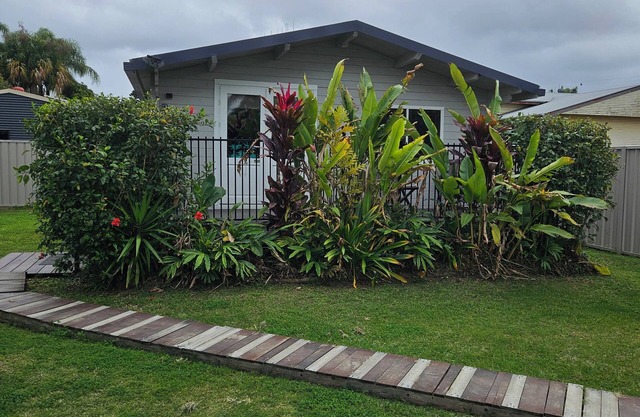 Cosy Studio Cabin at 94 Churchill Street, Maryborough QLD (Pet Friendly)