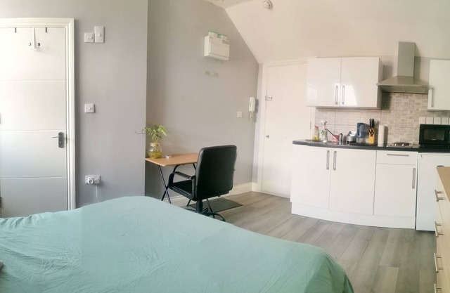 Cosy studio in Streatham for single or couple, close to many amenities!