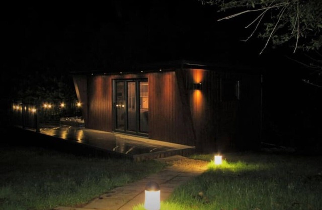 Cosy Studio with Hot Tub in Village Location