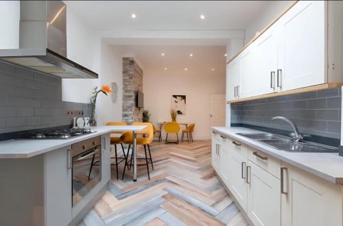 Cosy & Stylish Two Bed Apartment