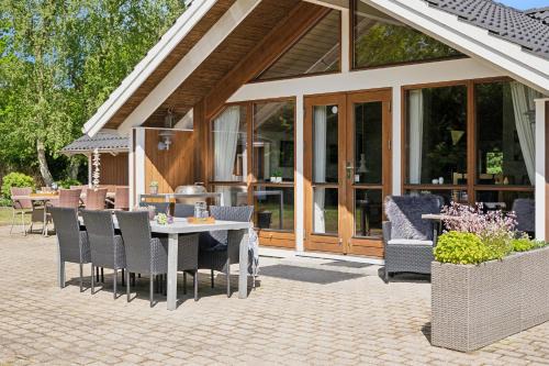 Cosy Summer House With Whirlpool