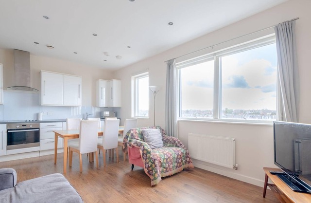 Cosy Top Floor 2BD Flat - South Wimbledon