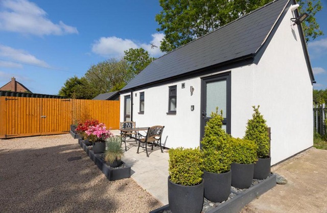 Cosy twin or double Studio near Shearsby England